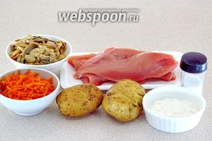 Для приготовления салата нужно взять куриное филе, картофель, морковь по-корейски, консервированные шампиньоны (у меня резанные), майонез и соль.