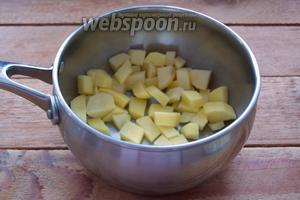 Картофель очистить, нарезать кубиком. Сложить в кастрюлю. Залить водой и поставить на средний огонь закипать. На данное количество продуктов достаточно будет 2 литров воды. Варить картофель около 7 минут.