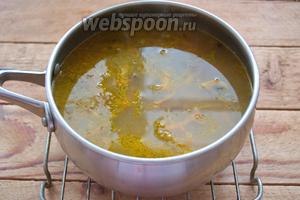 Добавьте зажарку, соль, лавровый лист, молотый чёрный перец. Нарежьте шампиньоны (у меня замороженные). Добавьте их в суп, без предварительной обжарки. Варите до готовности ещё 5 минут. Откорректируйте суп по соли. Достаньте из супа лавровый лист и удалите его. Выключаем. Суп можно подавать к столу.