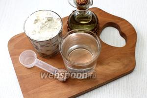Для приготовления теста нам понадобятся вода, соль, масло оливковое, дрожжи сухие и мука пшеничная.