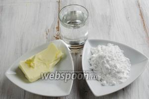 Сначала нужно приготовить карамель. Для этого нужно взять масло, сахарную пудру, воду, соль, ванильный сахар.