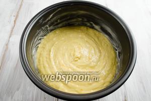Готовое тесто влить в чашу мультиварки сверху апельсиновых долек в карамели. Поставить чашу в мультиварку. Закрыть крышку. Включить режим приготовления «Выпечка», установить время 65 минут. Включить «Старт». После сигнала добавьте ещё 25 минут на том же режиме.