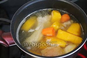 Варить на медленном огне минут 40. Затем вынуть лук и стебли петрушки. Мясо вынуть и остудить.