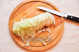 Все овощи и куриное филе тщательно вымоем, высушим и приступим к нарезке. Пекинскую капусту режем не слишком крупно.