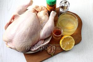 Для приготовления запечённой курицы по этому рецепту нам понадобятся следующие ингредиенты: курица, коньяк, сок лимонный, соль, мускатный орех, перец чёрный молотый, чеснок, сироп от консервированных ананасов, сахар, масло растительное, имбирь и мёд.