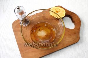 Смешайте его с сахаром, коньяком, сухим имбирём, солью, лимонным соком, перцем чёрным молотым, мускатным орехом и маслом растительным.