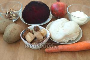 Для приготовления верринов нам понадобится куриное филе, свёкла, морковь, картофель, маринованные грибы, грецкие орехи, гранат и майонез. Следует сразу сварить овощи и куриное филе. Затем все ингредиенты нарезать кубиками.