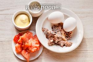 Для приготовления паштета с красной рыбой и осьминогами вам понадобится майонез, соль, осьминоги, сёмга слабосолёная и яйца куриные.