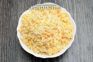 Картофель, морковь и яйца предварительно отвариваем. Далее яйца натираем на тёрку или же пропускаем через яйцерезку.