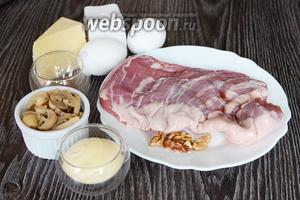 Для приготовления рулета из говядины нам понадобится соль, перец чёрный молотый, говядина мякоть, майонез, шампиньоны маринованные, сыр, орехи грецкие и куриные яйца.