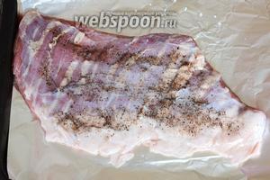 Подготавливаем мякоть говядины. Промываем мясо под проточной водой, кладём на фольгу для запекания солим по вкусу и перчим чёрным молотым перцем.