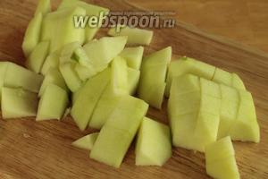 Яблоки очистить от кожуры и нарезать на небольшие кубики, собираем всё в миску и сразу же поливаем соком лимона.