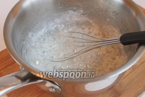 Ставим сахар с водой на средний огонь. Одновременно включаем миксер с белками и взбиваем их. Сначала на медленной скорости, затем прибавляем, добавляем щепотку соли. Сахарный сироп варим ровно 5 минут. Если у вас есть термометр, то можно проверить готовность сиропа, онa должна быть 120°С. Кастрюльку для этого лучше брать с тонким дном. Но, если у вас, как у мeня, с толстым, то сразу, после 5 минут, её надо убрать с огня и лить тонкой струйкой во взбитые белки. Белки мы не выключаем, взбиваем постоянно.