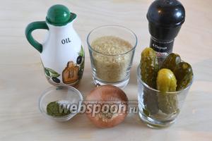 Подготовьте необходимые ингредиенты для начинки: рис (сухой), огурцы (выбирайте не слишком кислые), лук, масло, соль, перец, сахар и сухой укроп.