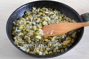 Пока подходит тесто, приготовьте начинку. Нарежьте кубками лук и огурцы и обжарьте всё на растительном масле до золотистого цвета. Приправьте по вкусу сахаром (маленькая щепотка), укропом и перцем.