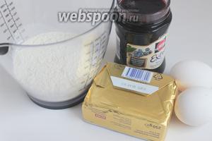 Итак, нам понадобятся такие продукты: масло сливочное, яйца, сахар, мука, вода и варенье. Так же приготовим меренгу .