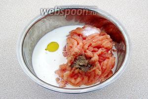 Куриное филе пропустить через мелкую решётку мясорубки, добавить сырое яйцо, сливки, перец и соль.