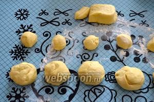 Духовку включить разогреваться до 190°C.
Тесто достать из холодильника, выложить на слегка присыпанную мукой рабочую поверхность и разделить на 8 частей (у меня каждый кусочек получился по 120 г). От каждой отщипнуть ещё по небольшому кусочку.