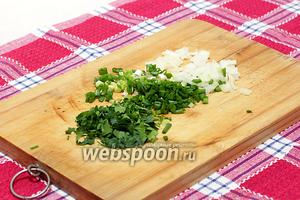 Зелёный лук, петрушку нарежьте очень мелко, чтобы лук почти не ощущался в салате, а лишь отдавал ему вкус и запах.