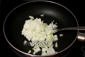 Слегка поджарить его на жире (или любом масле, не существенно). У меня оставался жир от варки холодца: он был достаточно пряный.