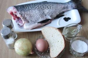 Для приготовления гефилте фиш понадобятся следующие продукты: тушка толстолобика, лук репчатый, яйцо куриное, батон белый, соль, сахар, перец чёрный молотый и подсолнечное масло.