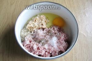 Кладём в фарш подсолнечное масло, соль, перец чёрный молотый по вкусу и несколько щепоток сахара.