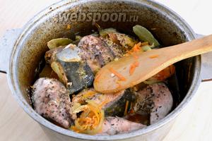 Рыба готова, когда мясо побелело и стало плотным, обычно на это уходит примерно минут 15. Готовую рыбу и, получившийся ароматный овощной соус, подавайте к столу как основное блюдо или с гарниром, например, с жареным картофелем или свежевыпеченными домашними лепёшками и свежими овощами. Приятного аппетита!