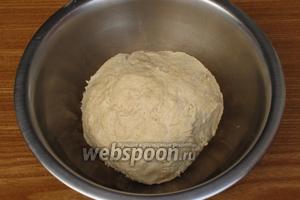 Из муки, сливочного масла, соли, растворённого кофе и 80 мл воды быстро замесить тесто. Завернуть в пищевую плёнку и поместить в холодильник на 30 минут.