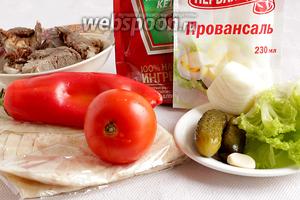 Для шаурмы с бараниной возьмём тонкий круглый лаваш, сладкий перец, помидор, маринованные огурцы (у меня они без уксуса, с лимонной кислотой), тандырную баранину (можно просто пожарить её на гриле), лук, салат, чеснок, майонез, кетчуп.