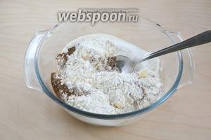 Просейте в миску муку, добавьте сахар, разрыхлитель и корицу. Разотрите руками в крошку, примерно как на песочное тесто.