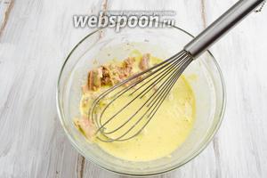 Мясо тунца отделить от масла. Добавить в общую массу, перемешивая до измельчения и образования общей массы.