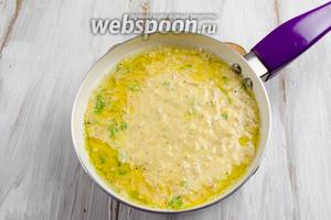 Когда масло нагреется, аккуратно влить в сковороду омлетную массу. Жарить на сильном огне в течение 7-8 минут.