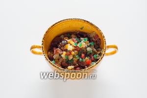 Берём цукаты, изюм или что там ещё попалось нам под руку, цедру, капаем цитрусовый концентрат (не обязательно), вливаем ром или любой другой алкоголь с приятной отдушкой, как следует перемешиваем и замачиваем цукато-сухофрукты на 0,5 часа (указаны во времени на подготовку).