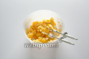 Масло (не очень твёрдое, но и не мягкое) сначала перемешиваем миксером с сахаром, а потом добавляем желтки и получаем вот такую массу. Не крем, но и не комочками, что-то между.