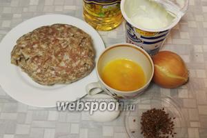 Для начинки взять мясной фарш, подсолнечное масло, сметану, лук, яйцо и желток для смазки, семечки льна, соль, зелень, пряности.