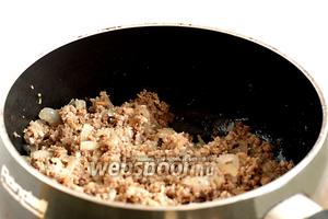 Лук обжарить в растительном масле, добавить молотое мясо, слегка прожарить и добавить специи. Начинку я не солила, мясо в меру солёное.