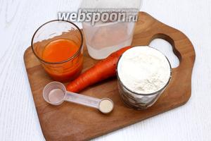Для приготовления нам понадобится вода, морковный сок, морковь, дрожжи сухие, соль и мука пшеничная.