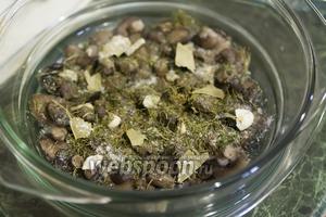Присыпаем сушёным укропом, молотым чёрным перцем, кусочками лаврового листа. Добавляем горошину душистого перца и соль.