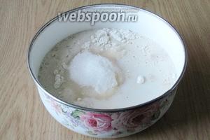 В просеянную муку наливаем смесь молока, газированной воды, сахара и дрожжей. Добавляем сахар ванильный, 1/2 чайной ложки соли и ещё 4 столовые ложки сахара.