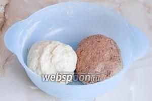 Получаются 2 разноцветных колобка. Ржаной более плотный и рыхлый. Отправляем тесто на расстойку (можно в 1 миске) в тёплое место на 1 час.
