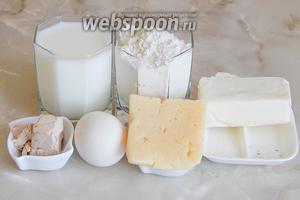 Готовить погачу с сыром мы будем из таких продуктов: мука пшеничная, молоко, сыр, масло сливочное, дрожжи свежие (можно заменить сухими — 7 граммов), соль, сахар и яйцо куриное.