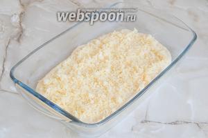 Пересыпаем сыром. Кстати, масло и сыр визуально разделите на необходимое количество частей (столько, сколько у вас пластов теста, минус 1 — им мы покрываем пирог).