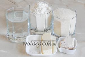 Приготовим хлебушек из пшеничной муки, манной крупы, кипяченой теплой (37-38 градусов) воды, свежих дрожжей (можно заменить сухими - 7 граммов), соли, сахара и сливочного масла (можно заменить подсолнечным рафинированным).