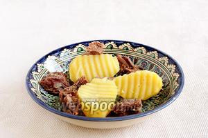 Разложить по порциям мясо, картофель.