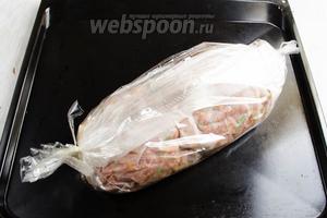 Рулет поместить в рукав для выпечки. Закрепить с 2 сторон. Мясо при выпечке пустит сок. Запекать рулет в течение 50 минут при температуре 200°С .