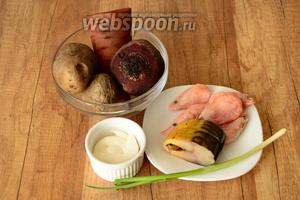 Для приготовления нам понадобится картофель, свёкла, морковь, копчёная скумбрия, креветки, зелёный лук, майонез.