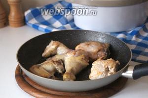 Кусочки курицы обжарить на раскалённой сковороде, на растительном масле, на огне чуть выше среднего, до румяной корочки. Посолить и поперчить.