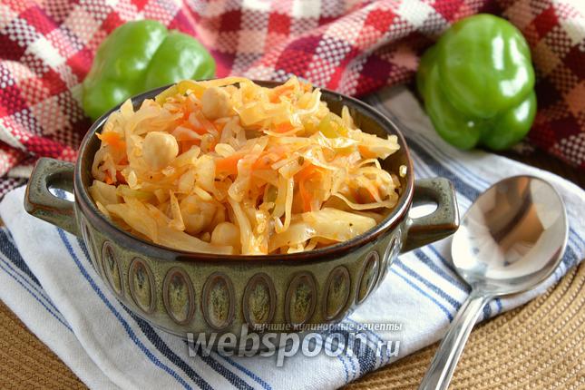 Фото Тушёная капуста с нутом и овощами