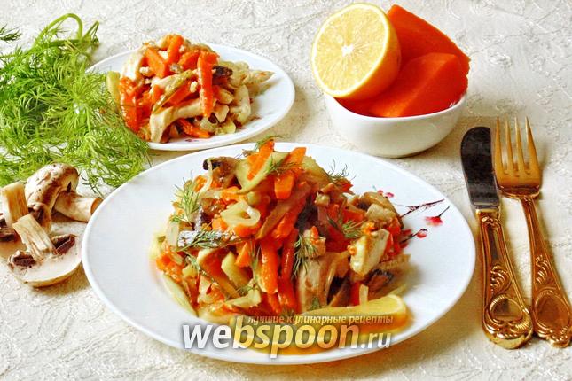 Фото Тёплый салат с курицей, тыквой и грибами