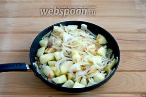Сковороду нагреть. На оставшемся масле и сильном огне пожарить лук, бекон и яблоки. Аккуратно мешать, стараясь не повредить структуру яблок.